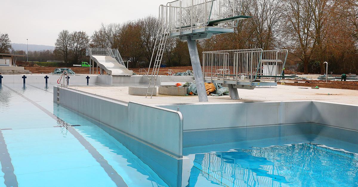 im-neuen-gro-umst-dter-freibad-f-llt-sich-das-becken-schon-mit-wasser